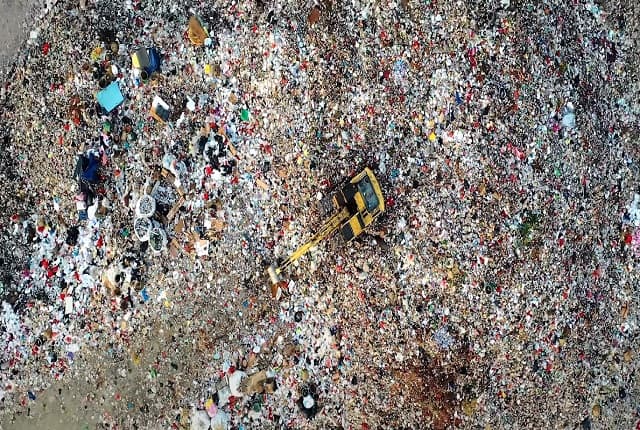 ساحه بزرگی از آشغال ها که باعث افزایش آلودگی هوا می شود
